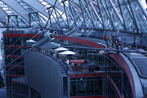 Industriekletterer von ZITRAS bei einer Veranstaltung oder einem Einsatz im Sony Center in Berlin mit einem großen Glasdach im Hintergrund