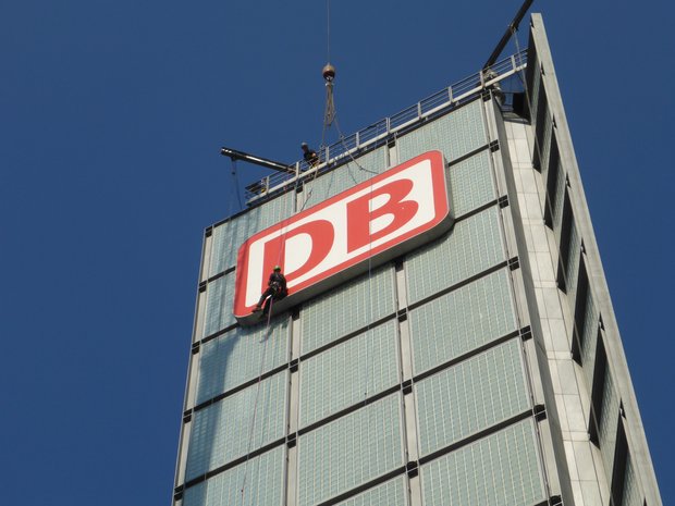 Ein Industriekletterer von ZITRAS klettert auf einem hohen Gebäude