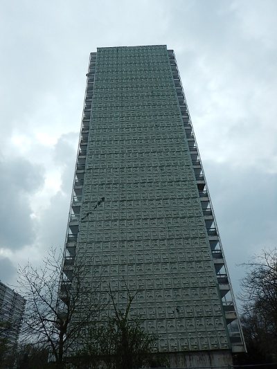 Industriekletterer bei der Arbeit mit Fassadenschutznetzen an einem hohen Gebäude mit vielen Balkonen in Duisburg, aufgenommen im Jahr 2015