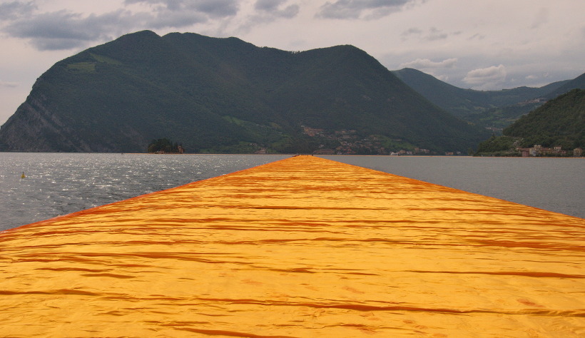 Eine gelbe Oberfläche auf dem Wasser, möglicherweise Teil von 'The Floating Piers' Projekt in Italien, das im Zusammenhang mit Dienstleistungen oder Produkten der Firma ZITRAS im Bereich Industrieklettern stehen könnte.