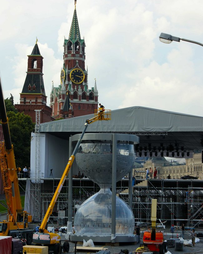 Ein großer Sanduhrturm auf einem Stadtplatz mit einem Baukran und einer Hebebühne in Moskau.