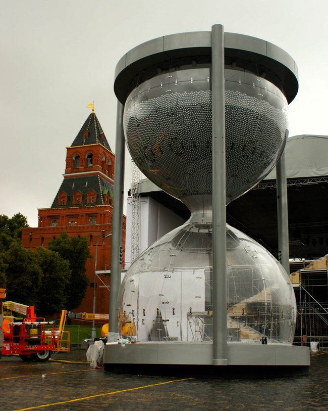 Große Sanduhr-Installation mit einem Turm des Moskauer Kremls im Hintergrund.