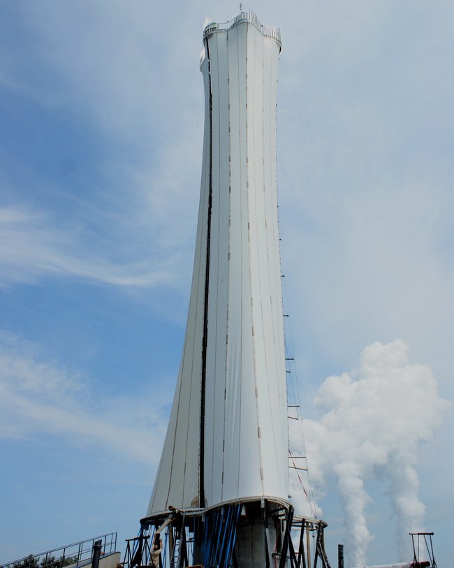 Hoher Aussichtsturm mit weißer Verkleidung in Teichland.