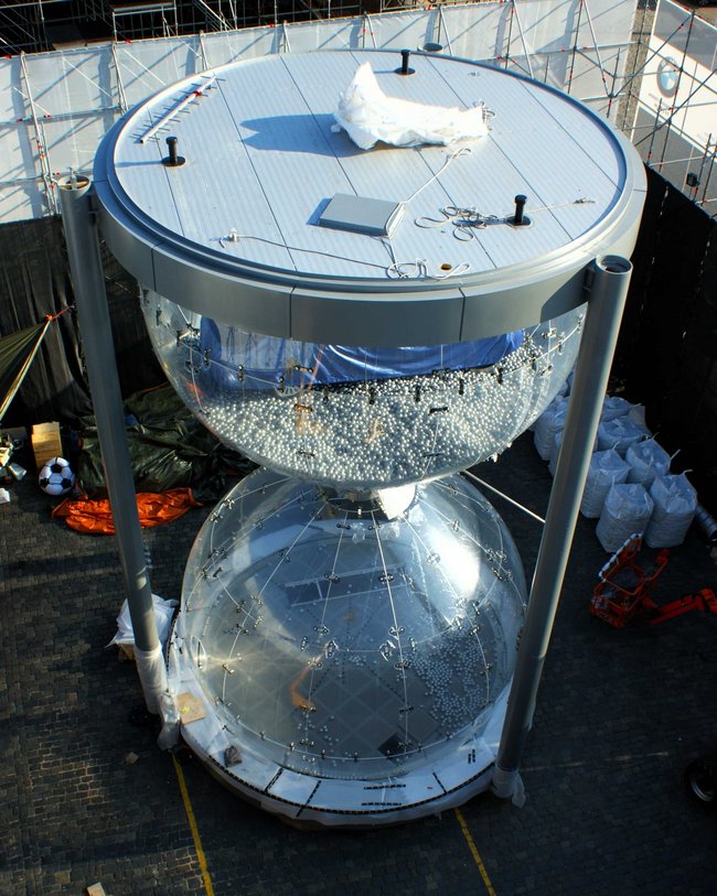 Große Sanduhr auf einem Platz aufgebaut.