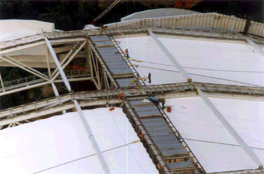 Industriekletterer der ZITRAS GmbH montierten über 90.000 qm Dachmembran in der CargoLifter Halle.
